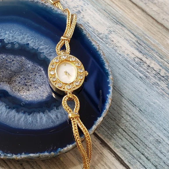 Avon Analog watch. - Picture 1 of 15